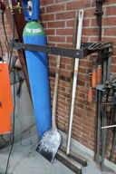 Skovl samt 2 stk. koste