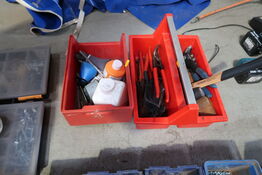2 stk. plastikkasser med div. Værktøj
