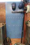 Værktøjstavle med svejsemaske m.m.