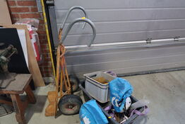 Sækkevogn samt plastikkasse med indhold