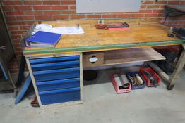 Arbejdsbord med skruestik samt div. Værktøj