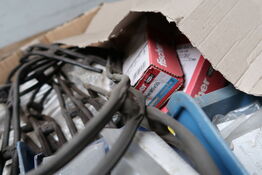 Palle med div. Reservedele og varelager