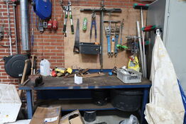 Arbejdsbord med skruestik samt div. værktøj