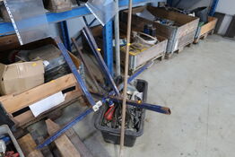 Stativ samt kasse med indhold