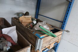 Palle med div. Reservedele og varelager