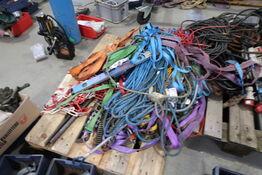 Palle med div. Værktøj, løftestroppe m.m.