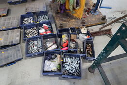 Div. Plastikkasser med varelager og reservedele