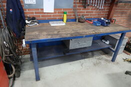 Arbejdsbord med div. Værktøj m.m.