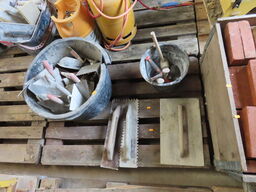 Palle med diverse murerredskaber