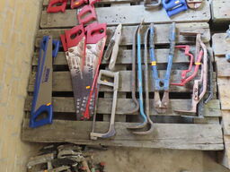 Palle med værktøj af håndsav, boltsak mv.