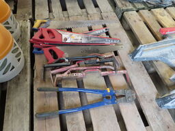Palle med værktøj af murstensløftere, boltsaks mv.