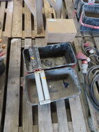 Kasse med 10 stk syrekoste og 2 stk fliserensespand