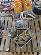 Palle med diverse murerredskaber