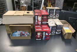 24 stk. dance hero, 12 stk. elektrisk legetøjspistol, batterier, lader og kabler