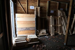 Div. træ, plastiktønder, pallerammer samt EURO-paller