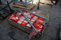 Palle med stort parti blandet skruer 