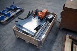 Palle med diverse reserveledele til port 