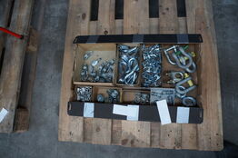 Kasse med diverser beslag mv. 