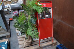 2 stk. Kunstige planter & 1 stk. butiksskilt 