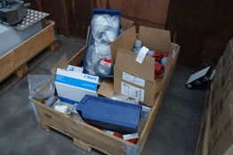 Palle med diverse stikpropper mv. 