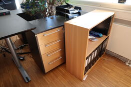 2 stk. skabe/reoler uden indhold