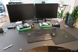 2 stk. computerskærme SAMSUNG S24E650, tastatur, mus, dockingstation