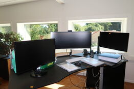 3 stk. computerskærme SAMSUNG CH34H890WGU m.fl. Tastatur og mus