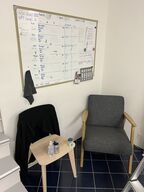 2 stole samt whiteboard