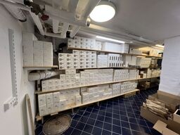 Reolsystem (træplader på hyldeknægte) UDEN INDHOLD