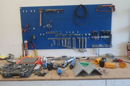 Værktøj på bord samt væg (hulplade medfølger)