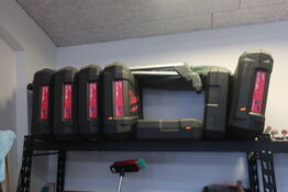 7 stk. tomme MILWAUKEE værktøjskasser samt tagbøjler