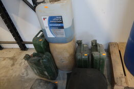 Jerrycans, frostvæske m.v. (se billeder)