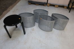 Skammel og 4 stk. affalsspande 