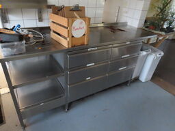 Rustfri stålbord med glasskyl og skuffer