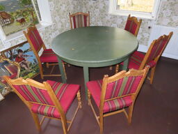 Bord med 6 stk. rokokostole