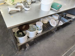 Rustfri stålbord (kun forreste del uden vasken) Bemærk udstæring i bordplade for søjle