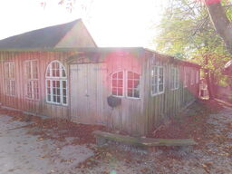 Træbygning opført i planker, til nedbrydning inkl. Vinduer