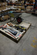 Ass. Håndværktøj fra firmabil samt trillebør 