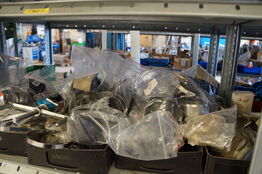 Indhold på reol af diverse reservedele