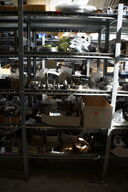 Indhold på reol af diverse reservedele