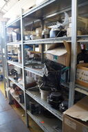 Indhold på reol af diverse reservedele