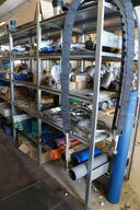 Indhold på reol af diverse reservedele