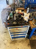 Værkstedsskab med indhold