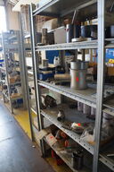 Indhold på reol af diverse reservedele