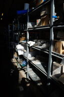 Indhold på reol af diverse reservedele