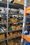 Indhold på reol af diverse reservedele