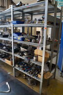 Indhold på reol af diverse reservedele