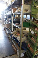 Indhold på reol af diverse reservedele