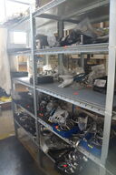 Indhold på reol af diverse reservedele