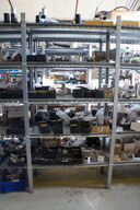 Indhold på reol af diverse reservedele